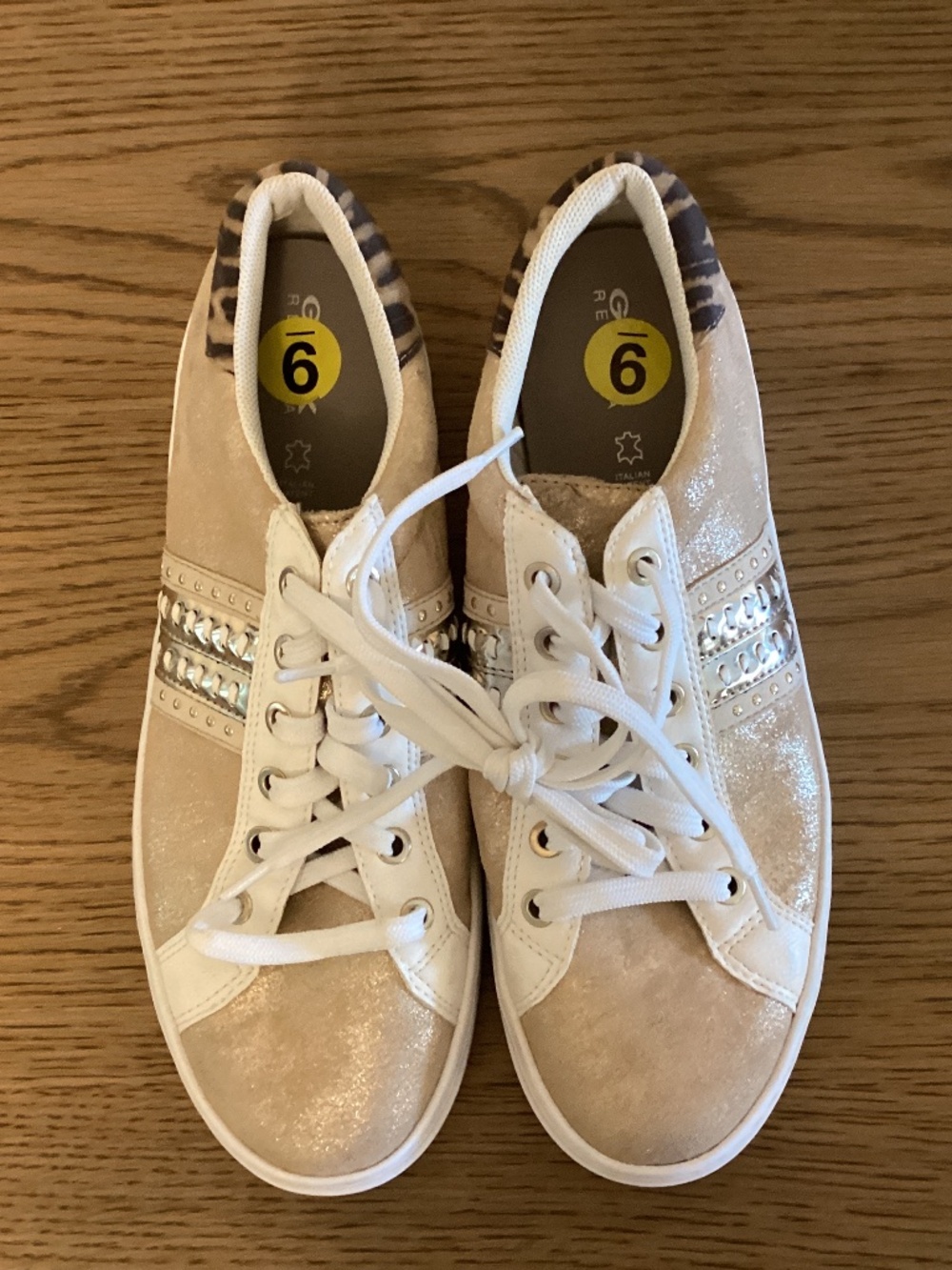 New without tags Size 9 Geox gold blingy sneaker